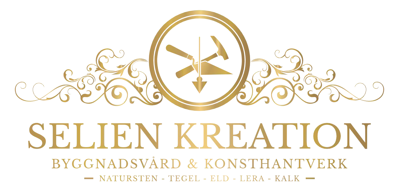 Selien Kreation Byggnadsvård och Konsthantverk - Natursten - Tegel - Eld - Lera - Kalk - Logotyp i Guld med lod murslev och hammare korslagda på transparent bakgrund